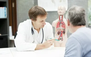 lekarz wyjaśniający problemy urologiczne