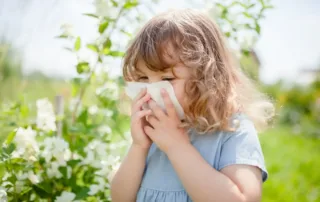 kichająca dziewczynka